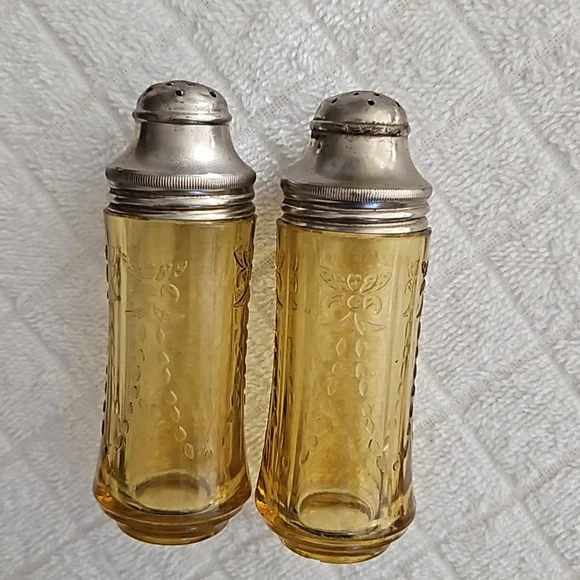 Madrid Pattern Amber Colour Salt and Pepper Shakers Depression Glass Vintage - Picture 2 of 7
